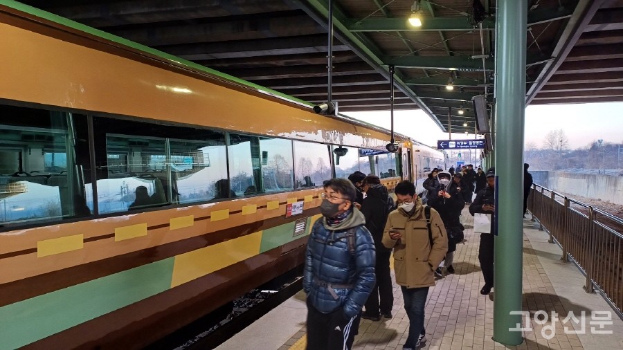 대곡역에서 하차한 승객들. 
