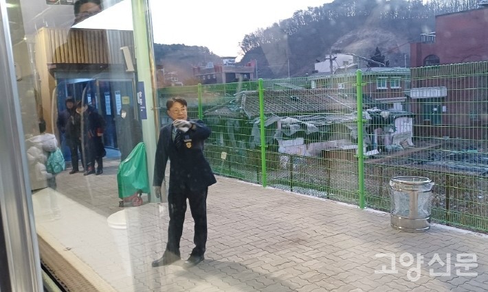 "열차 출발합니다. 빨리 올라가세요~!" 