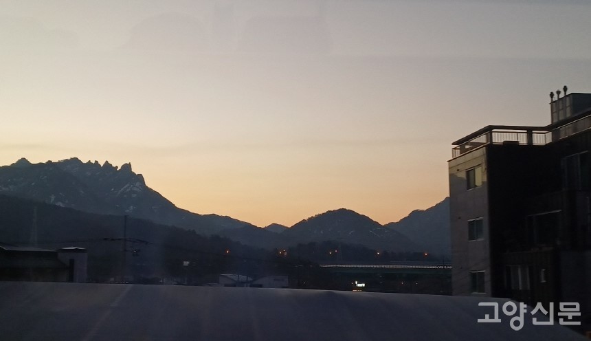 송추역 인근을 지나며 바라본 북한산 오봉의 아침 실루엣. 