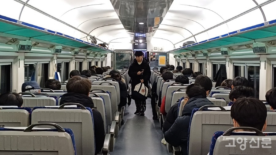 교외선은 오래된 디젤 기관차와 객차로 운영되지만, 내부를 쾌적하고 깔끔하게 새단장했다.  