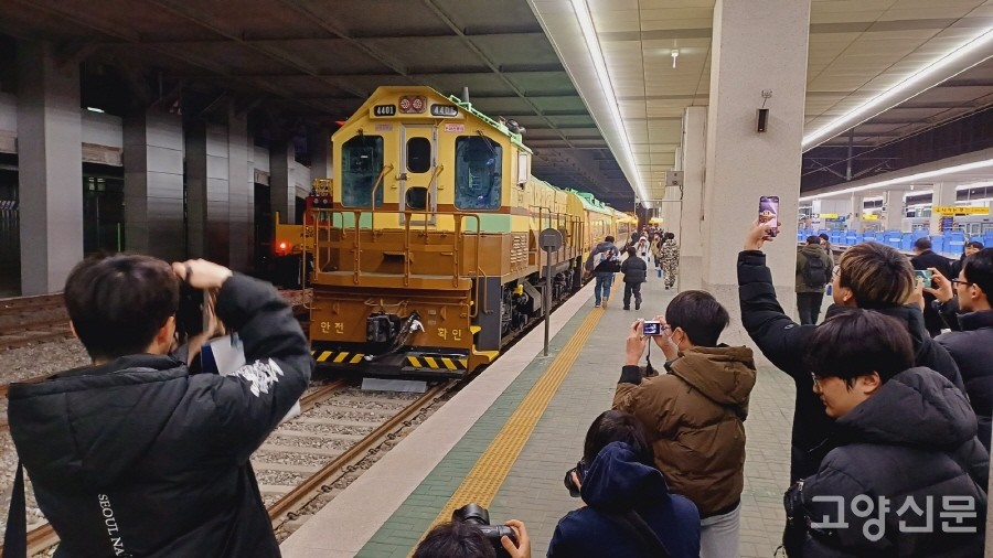 의정부역에 도착한 열차를 카메라에 담고 있는 철도 마니아와 유튜버들.