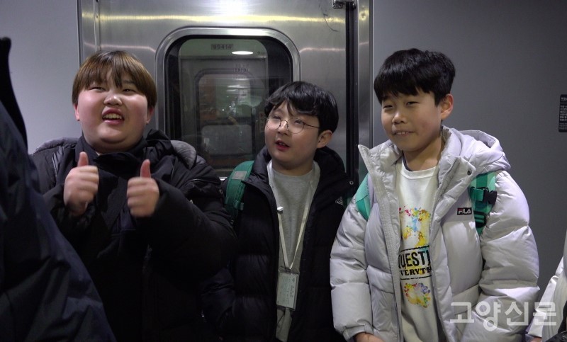 무궁화호의 매력에 푹 빠진 초등학생 철도덕후들. 첫차를 타기 위해 밤잠도 안 자고 멀리 서울과 인근 도시에서 새벽길을 달려온 친구들이다.  