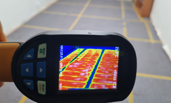 주거환경 개선 사업으로 홀몸어르신 가정에 온돌 패널을 설치하고 있다.