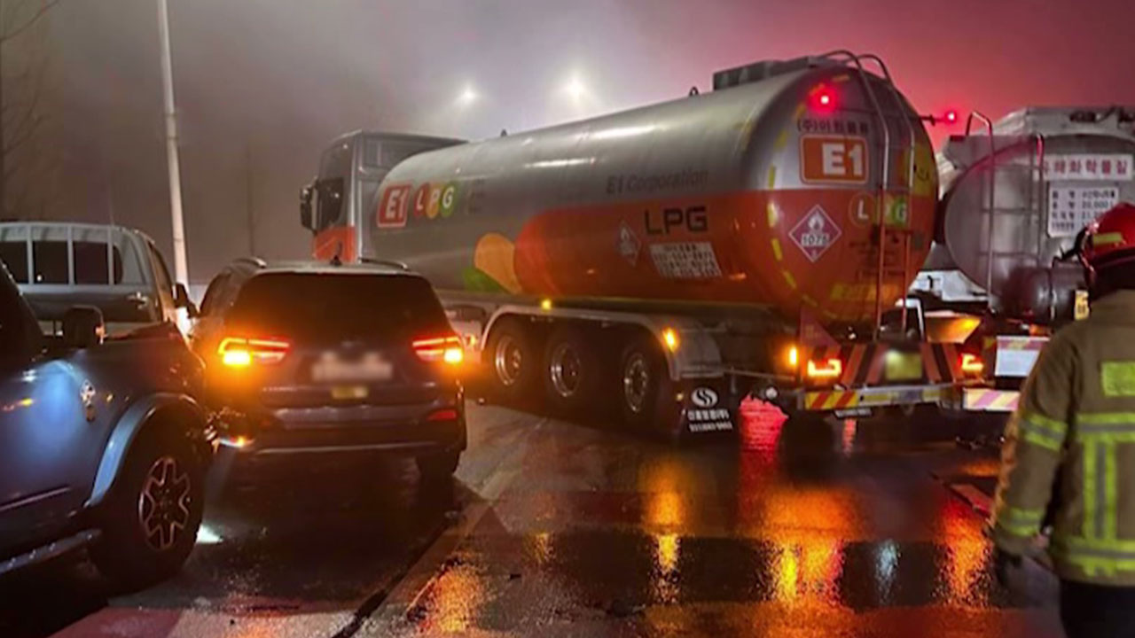 14일 오전 5시 15분 경 고양시 일산서구 자유로 구산IC  파주방향 도로에서 트럭과 버스, 승용차 등 총 44대 차량의 다중 추돌사고가 발생했다. [출처=경기북부소방재난본부 제공]