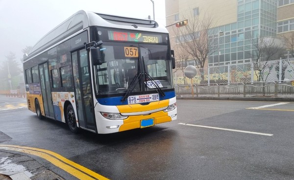 특히 퇴근길엔 발 디딜 곳도 부족한 상시 '만원버스' 057번 버스.