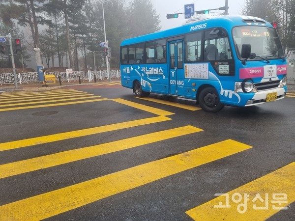 가좌마을 가좌고등학교 앞을 경유하는 N007 버스. 가좌·대화마을 주민들이 킨텍스역 이용하기 위해 최근 신설된 마을버스다. 장월(구산동)~가좌마을~대화마을~킨텍스를 잇는다.  첫차는 오전 6시부터 운행되며 35분씩 배차가 이뤄지며 밤 11시가 막차다.