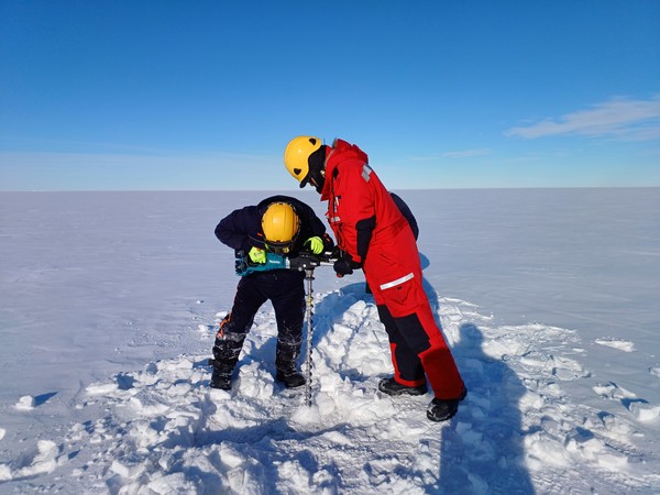 활주로 운영을 위한 해빙 두께 측정과 안전점검을 하고 있다. [사진제공=최영준 총무]
