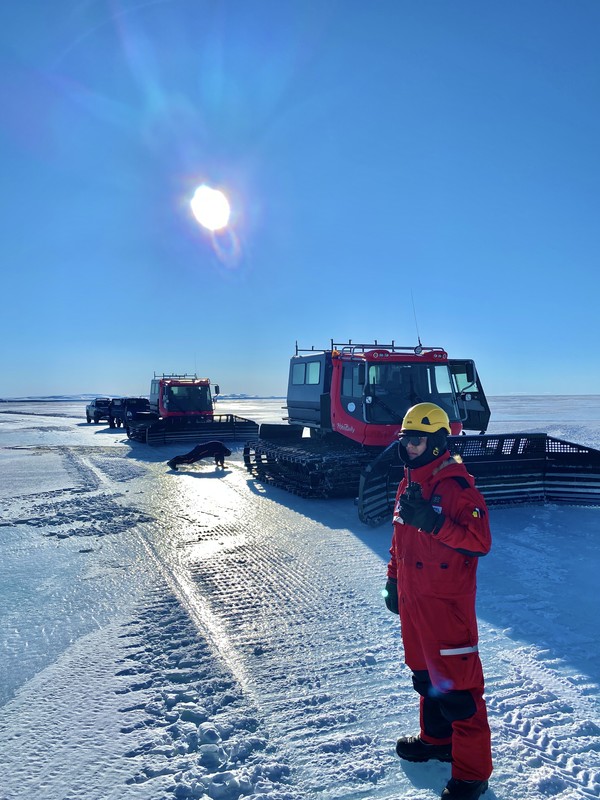 해빙활주로 비행기 착륙 후 연구자, 보급품 수송을 위해 대기하는 모습. [사진제공=최영준 총무]