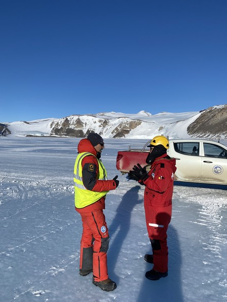 해빙활주로 관련해 이탈리아 기지 관계자와 협의를 하고 있다. [사진제공=최영준 총무]