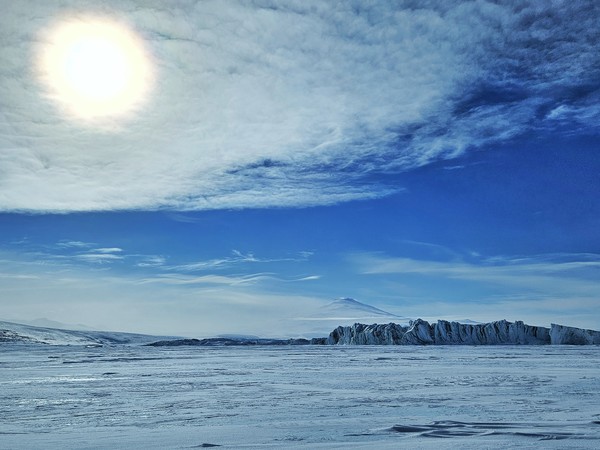 기지 앞에서 바라본 해빙과 멜버른 화산. [사진제공=최영준 총무]
