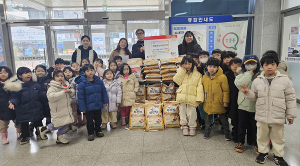  자람동산 어린이집이 저소득 소외계층의 따뜻한 겨울나기를 위해 창릉동에 사랑의 쌀을 기부했다.