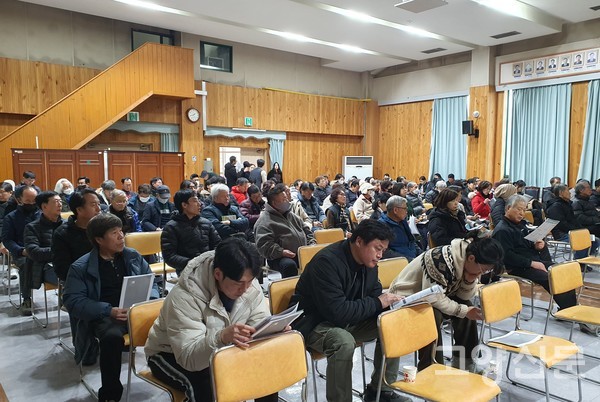 첫날 교육생들이 교육에 집중하고 있다.