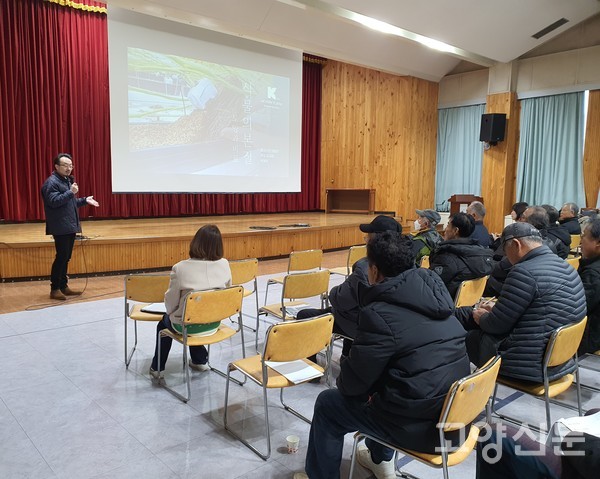 첫날 강사의 열정적인 강의가 교육생들의 집중력을 높였다.
