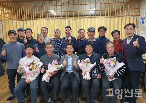 코로나 팬데믹으로 6년 만에 가진 이취임식 후 참석자들이 기념사진을 찍었다. 