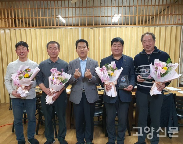 (오른쪽부터)이임 유영준 사무국장과 이완주 회장, 오영석 지부장, 신임 표충식 회장과 도기석 사무국장