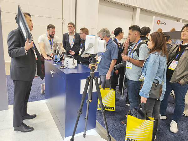 CES 2025 포스콤 부스를 찾은 관람객들이 에어레이 미니(AirRay-mini)에 대한 설명을 듣고 있다. [사진제공 = 포스콤]