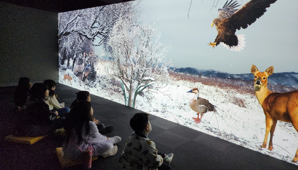   고양 장항습지생태관에서 간접 체험활동을 하고 있는 방문객들.