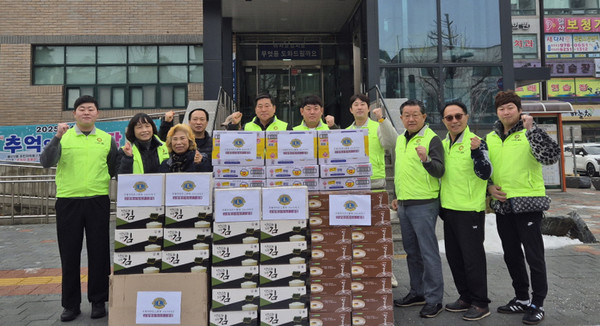  행신라이온스가 설 명절을 맞이해 어려운 이웃을 위한 식료품 세트를 행신2동에 후원했다.