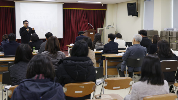 덕양구 선거관리위원회 지도계장이 예비 후보자들에게 동시선거에 관련한 설명을 하고 있다.