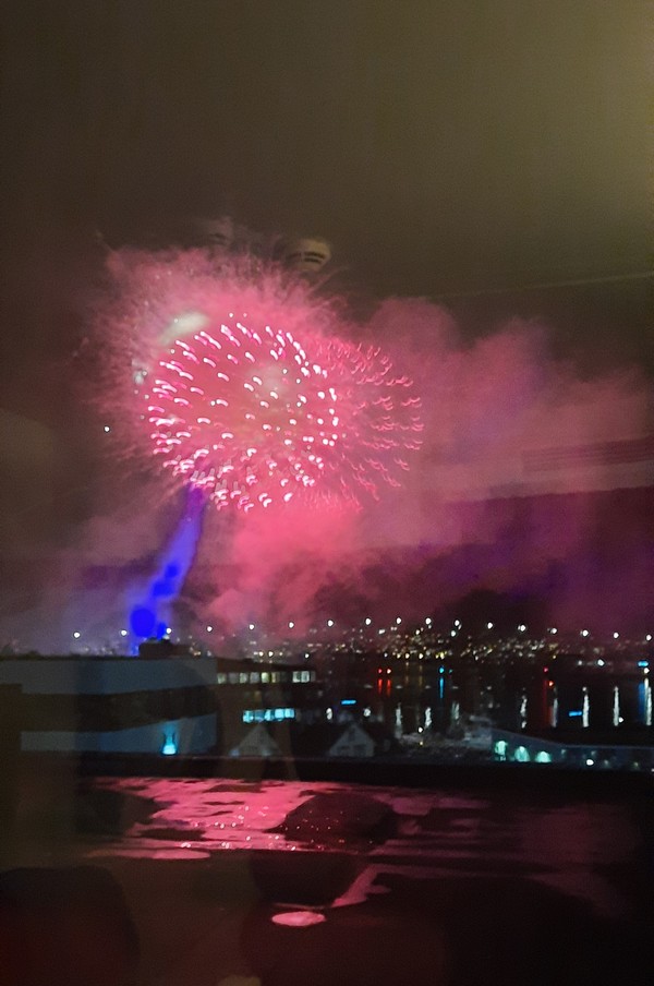 트롬쇠 중심가에서 바라본 노르웨이 본토 동쪽 하늘, 흐린 날씨에 오로라 관측은 안되고 새해맞이 폭죽을 터지고 있다. [이철규 특파원]