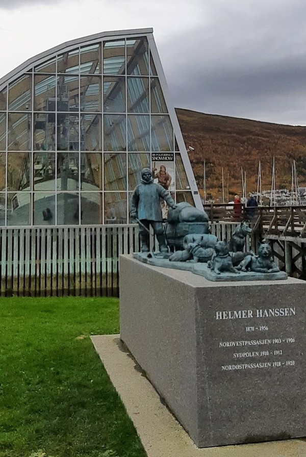 노르웨이 극지연구소 주변 아문센탐험대의 헬메르 한센의 개썰매 동상과 뒷 건물내부 바다표범 사냥 어선 [이철규 특파원]
