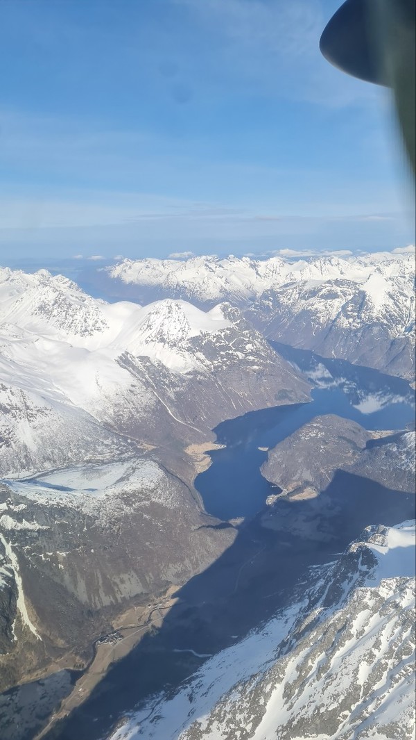 노르웨이 겨울, 경비행기에서 바라본 노르웨이 설산과 피오르드가 조화를 이루고 있다. 눈 덮인 설산과 깊게 파인 피오르(Fjord)를 이동하기 위한 경비행기 교통이 잘 발달돼있다.  [이철규 특파원]