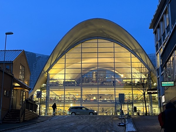 노르웨이 트롬쇠 공립도서관 (Tromsø Biblotek) 전경, 아치형의 지붕과 내부가 휜히 들여다 보이는 통유리는 아늑하면서도 현대적이다. [이철규 특파원]