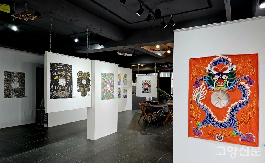 '한국의 멋 방패연' 전시가 열리고 있는 갤러리 뜰. 기운찬 청룡 방패연이 눈길을 끈다.