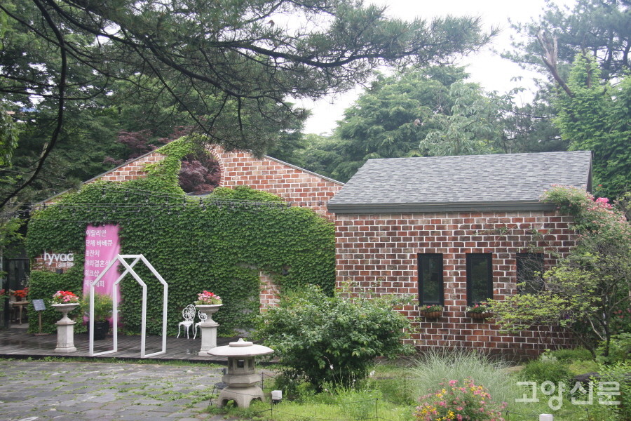 넓은 야외 정원이 있는 송추유원지 인근의 카페.