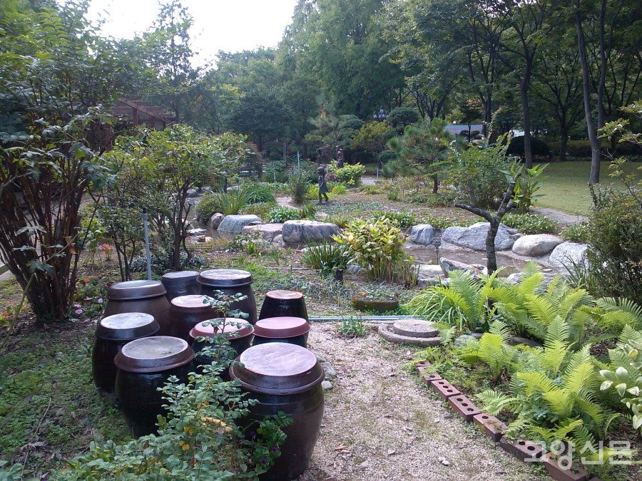 일영역에서 물길을 따라 아래쪽으로 한참 내려오면 나타나는 남경수목원.