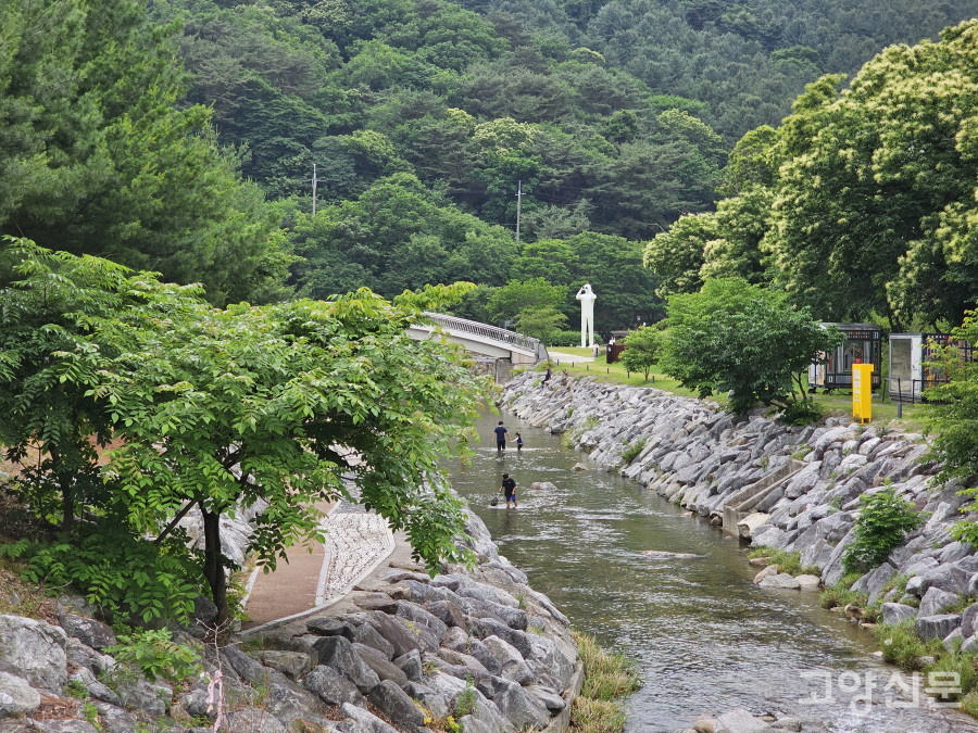 장욱진미술관과 야외조각공원 사이를 흐르는 석현천 물놀이장. 
