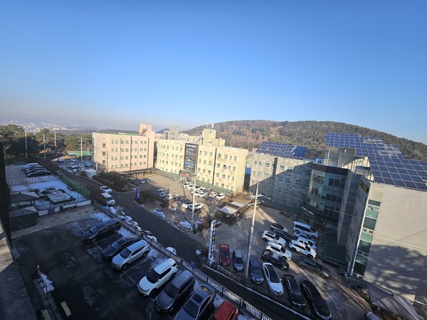 문봉동에 자리 잡은 6개의 요양원과 1개 요양병원들은 2010년부터 자생적으로 모여 클러스터가 형성됐다.  사진 왼쪽 요양클러스터 입구에 문봉 데이터센터가 들어설 예정이다. [사진 제공 = 이두희 요양병원 기획실장]