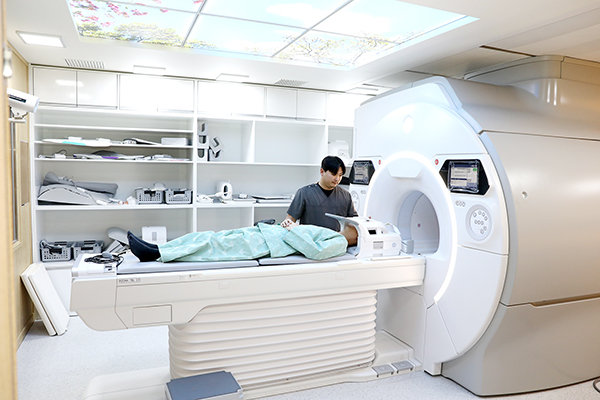 일산백병원이 도입한 GE 시그나 히어로(SIGNA Hero) 3T MRI는 딥러닝 기술인 에어 리컨 딥러닝 기술을 적용해 검사 시간은 최대 60%가량 단축하면서 해상도는 2배 정도 높였다. [사진제공 = 일산백병원]