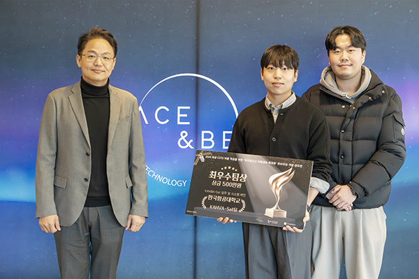 민경령 스페이스앤빈 대표(사진 왼쪽)와 최우수상 수상 기념촬영을 하는 한국항공대 성현모(가운데), 조우민(오른쪽) 학생. [사진제공 = 동아일보]
