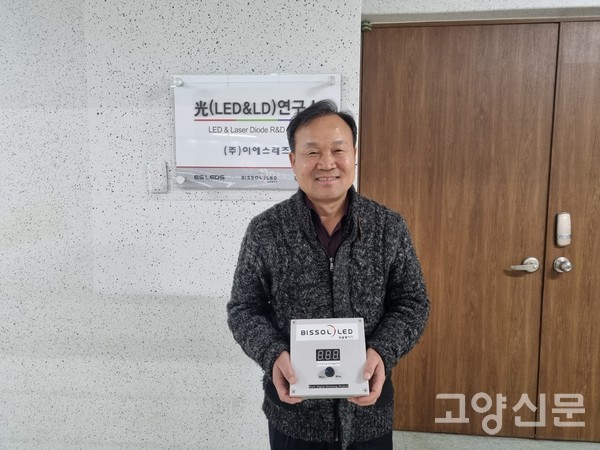 김광경 대표가 '36채널 다기능 디밍기(밝기조절)'를 보여주고 있다.