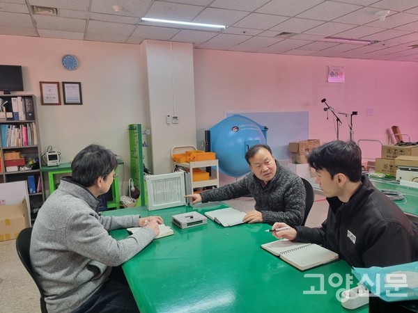 김광경 대표가 출시한 36채널 다기능 디밍기(밝기조절)를 연구원들과 살펴보고 있다.