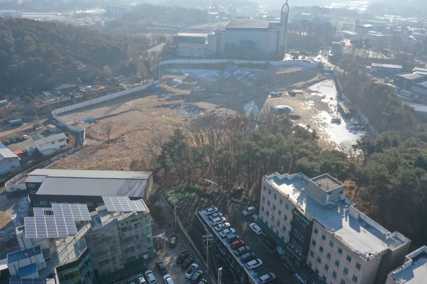 사진 앞 편은 요양원단지, 사진 뒤편은 순복음영산교회다. 이 두 곳 중간에 부지가 정리된 곳이 현재 건축 심의 중인 문봉데이터센터 부지다.