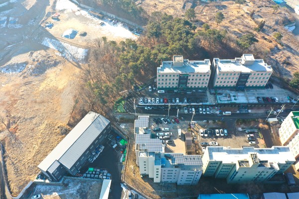 문봉데이터센터 예정 부지(사진 왼쪽)와 요양단지(오른쪽) 항공사진. [사진제공 = 이두희 요양병원 기획실장]