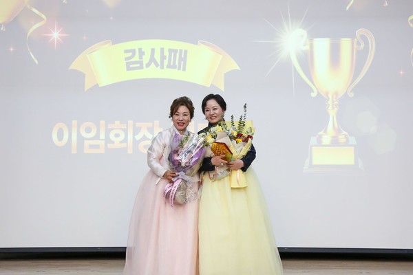 소순희 신임 위원장(왼쪽)과 김미리 이임 위원장. [사진제공=고양상공회의소]