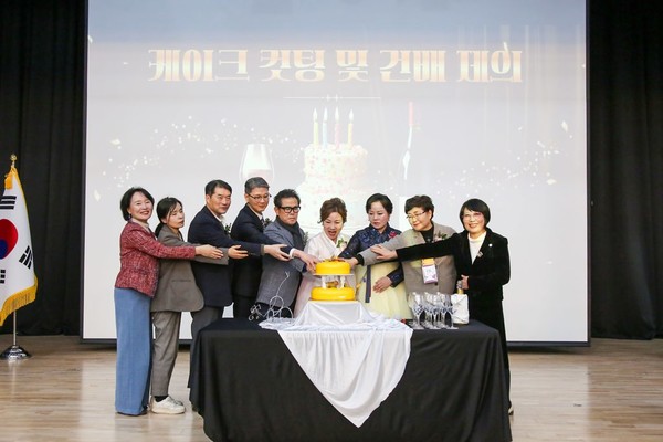 고양상공회의소 여성기업위원회장 이취임식 참석자들이 케이크 커팅을 하고 있다. [사진제공=고양상공회의소]