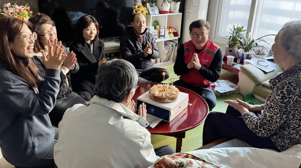 고봉동이 고봉동 지역사회보장협의체와 1월 생신 홀몸어르신을 위한 ‘생신 축하’를 했다. 