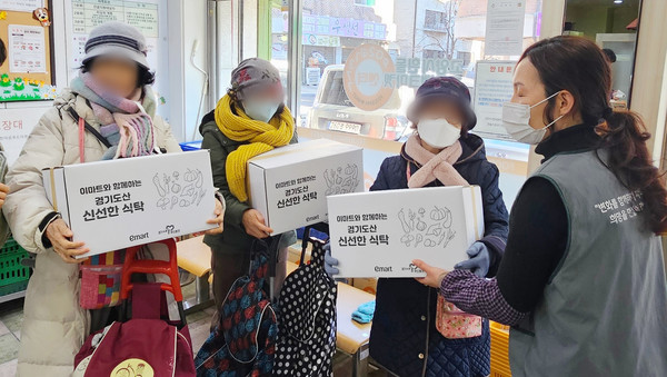  흰돌푸드뱅크마켓센터가 이마트 ‘신선한 식탁’ 사업의 경기도산 친환경 농산물 꾸러미를 배분했다.