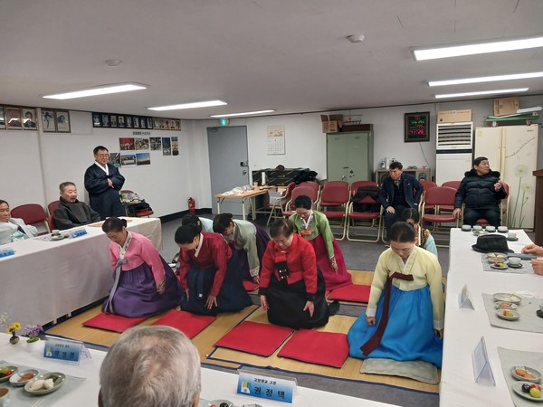   여성유도회가 세배를 올리고 있다.