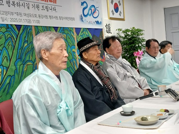  고양향교 원로와 고문들이 세배를 받고 있다.