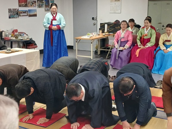 남성 유림회원들이 세배를 올리고 있다.