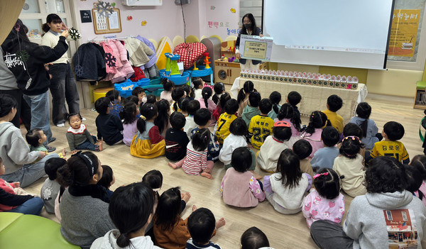 어린이집의 사랑 저금통 나눔활동.