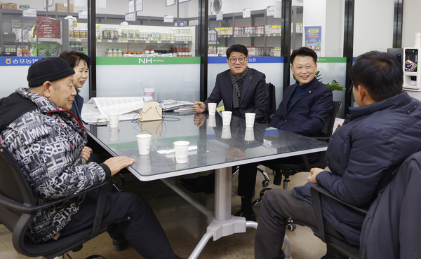 심은보 송포농협 조합장(가운데)과 참석자들이 전달식 후 환담을 나누고 있다.