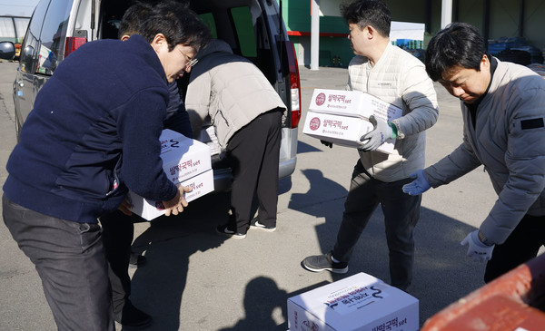 송포농협 직원들이 떡국떡을 복지재단 차량에 싣고 있다. 이날 송포농협 직원들은 각 행정복지센터에도 정성스레 떡을 전달했다.