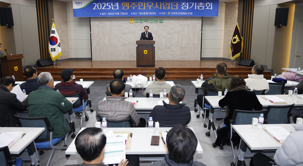 유완식 조합장이 인사말을 전하며 한우 생산농가를 격려하고 있다. 
