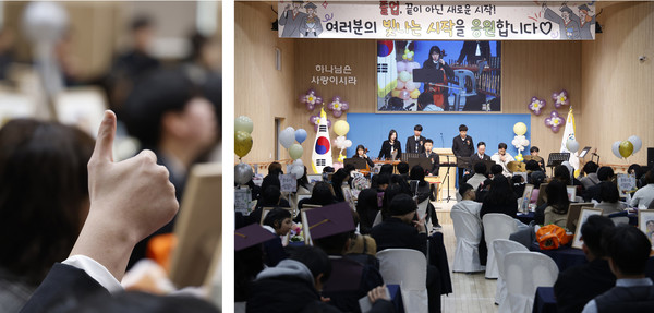 한 졸업생이 학생들의 공연을 축하하며 최고라는 뜻의 엄지 손가락으로 공연에 감사하고 있다.